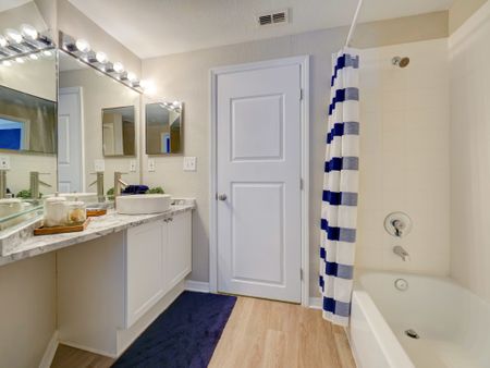 Sarasota Apartments Bathroom - Saratoga Place