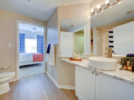 Sarasota Apartments Bathroom - Saratoga Place