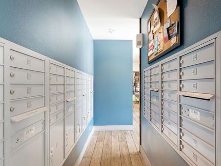 apartments with package lockers