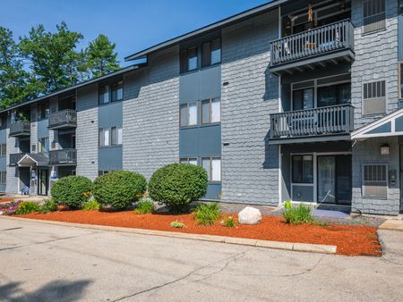 Beautifully Landscaped Grounds | Apartments For Rent Nashua NH | Hilltop by Princeton Apartments