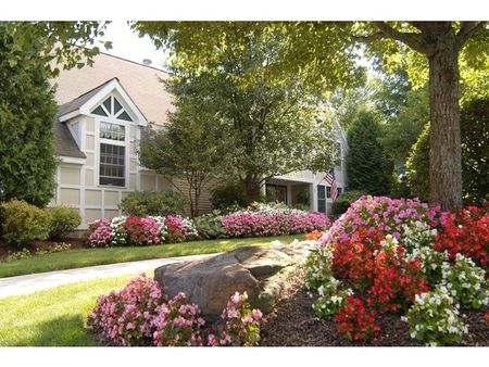 Beautifully Landscaped Grounds | Apartments For Rent Nashua NH Pet Friendly | Pheasant Run Apartments