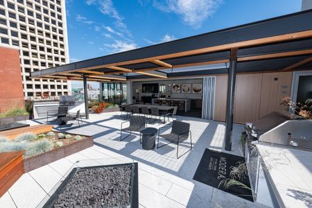 Modera Lake Merritt apartment homes in Oakland sky lounge with bbq and outdoor seating