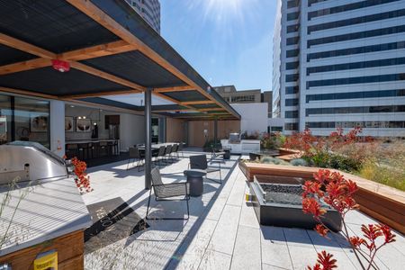 Modera Lake Merritt apartment homes in Oakland sky lounge with bbq and outdoor seating and dining