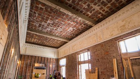Tall ceiling with ornate crown molding