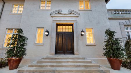 Classic Entrance into Modera Sedici