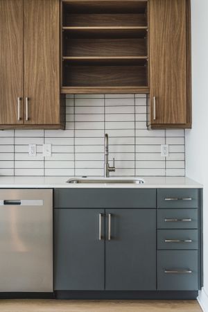 kitchen with two tone cabinetry and tile backsplash at modera germantown apartment homes for rent in nashville tennessee