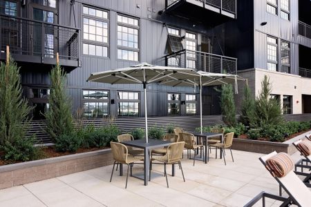 outdoor dining area with umbrellas modera art park apartment homes for rent in denver colorado