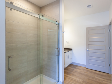 A6 Bathroom | 2501 Beacon Hill | Kansas City, MO Apartments