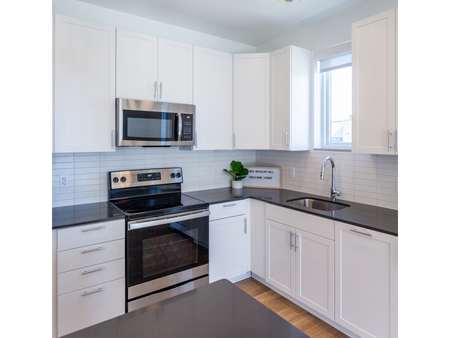B7 Kitchen white cabinetry | 2501 Beacon Hill | Kansas City, MO Apartments