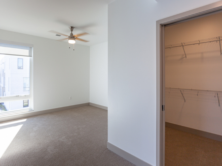 B7 Bedroom with closet | 2501 Beacon Hill | Kansas City, MO Apartments