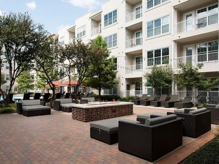 Outdoor Seating | Apartments For Rent In Oak Lawn Dallas | Dallas Texas Apartments | 4110 Fairmount