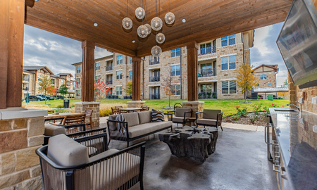 Outdoor covered patio and kitchen outside Grapevine TX apartment complex.