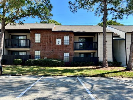 Exterior view of an apartment complex in Clearwater, FL
