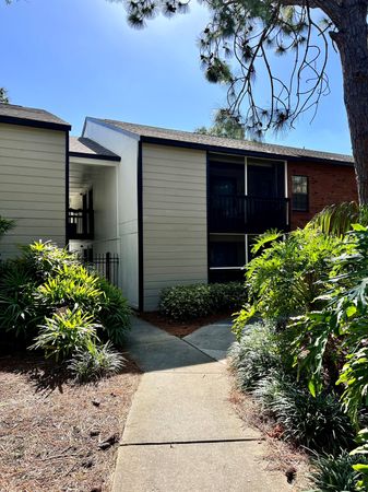 Exterior view of an apartment complex in Clearwater, FL