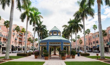 Plaza near our apartments for rent in Boca Raton, featuring a gazebo and view of the downtown streets.