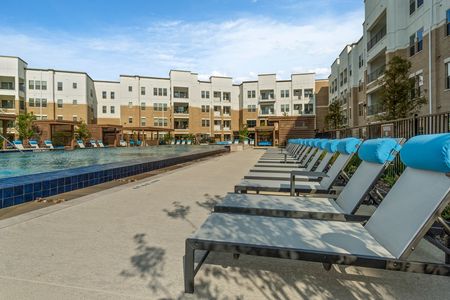 Resident Sun Deck | The Luxe at Mercer Crossing | Farmers Branch Apartments