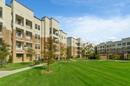 Beautifully Landscaped Grounds | The Luxe at Mercer Crossing | Farmers Branch TX Apartments For Rent