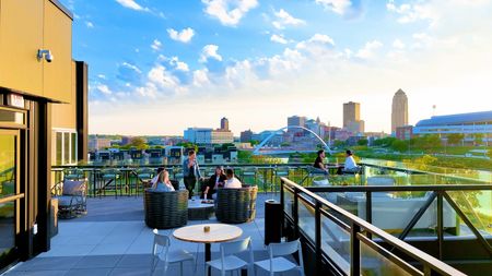 Rooftop Deck seating Level | Apartments in Des Moines, IA