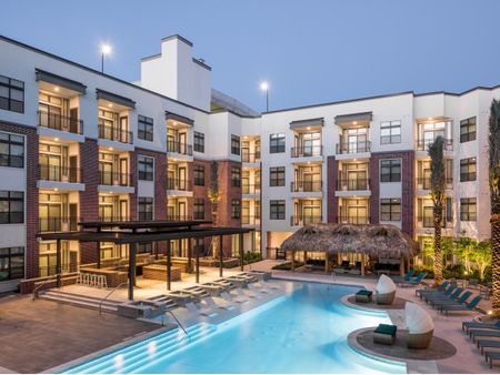 Swimming Pool | Tinsley on the Park | Luxury Apartments Houston