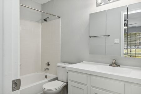 Remington Place | Cincinnati, OH | Bathroom w/ Shower/Tub Combination