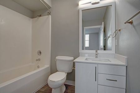Spacious Bathroom | Apartments In Portland Oregon | 5819 Glisan