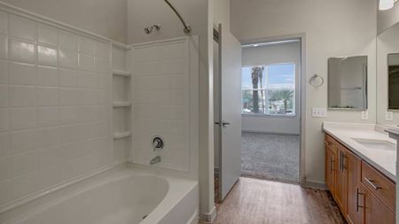 Soak-In Bathtub | Las Vegas Nevada Apartments | Lofts at 7100