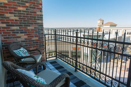 Carson Street Towers - Private Patio With a View to the Mall
