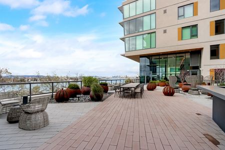 Apartments in Jack London Square - Channel House - Outdoor Courtyard with Dining Tables