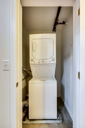 Stackable washer/dryer
