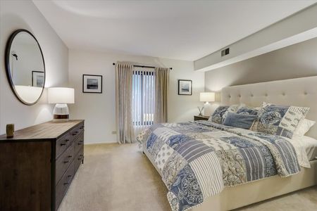 Comfortable 1 Bedroom | International Village Lombard | Lombard Apartments