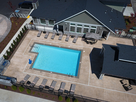 Pool and Lounge Deck l Luxury Apartments in Puyallup, WA l Silver Creek