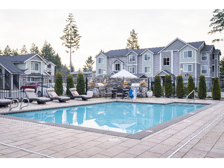 Pool l Luxury Apartments in Puyallup, WA l Silver Creek