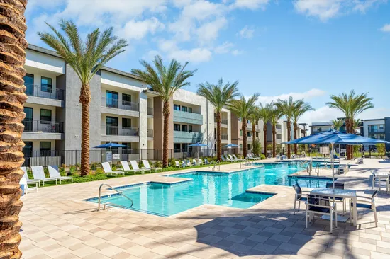 Pool and poolside area at Meritum Sheely Farms.