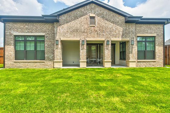 Outdoor view of apartment