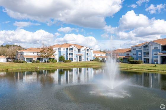 outdoor pic with fountain in foreground
