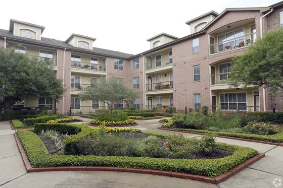 Elate Royal Oaks garden area