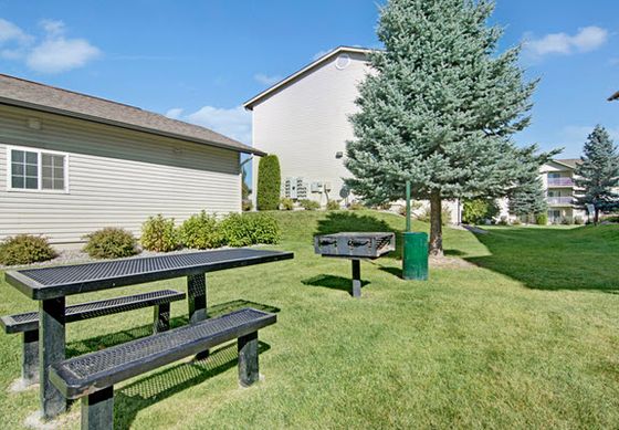 BBQ and Picnic Area Outside | Deer Run at North Pointe Apartments | Spokane WA Apartments
