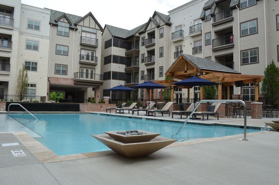 Courtyard Resort Style pool at Mission 106 Apartment's in Leawood, KS.