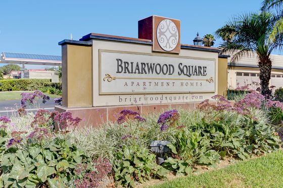 Briarwood Square Street Sign