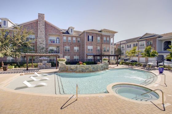 Exterior Pool View of Heritage Grand at Sienna