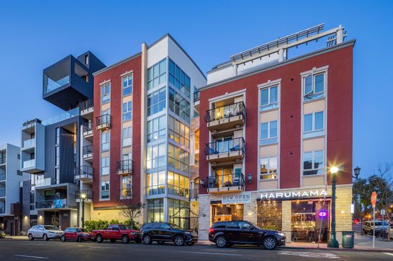 Five story apartment building, Elan Luxo II