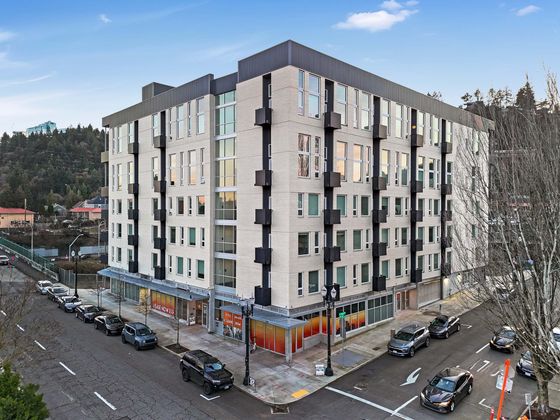 Exterior corner view of Koz on 4th apartments in downtown Portland.