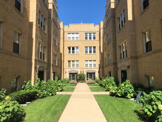 1118-28 East Hyde Park Boulevard a handsome thirty seven unit 3.5 story yellow brick courtyard building with landscaped courtyard in Hyde Park.