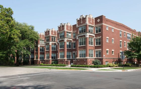5135-45 South Ingleside a handsome twenty two unit three story vintage red brick building on a corner lot in Hyde Park.