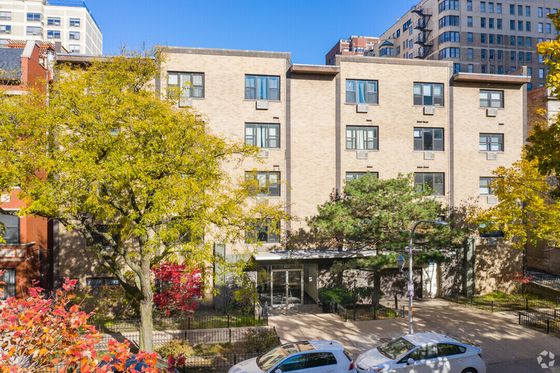 424 West Oakdale a fifty seven unit four plus one property with a yellow brick exterior and nicely landscaped front yard in Lakeview.