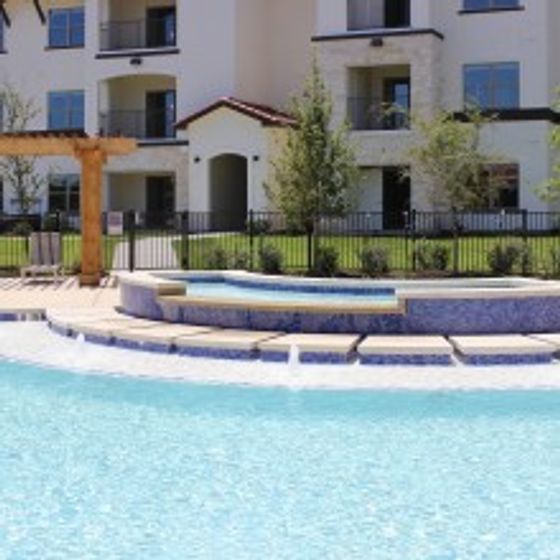 Resort-style pool and hot tub at Stone Hill luxury apartments in Pflugerville TX