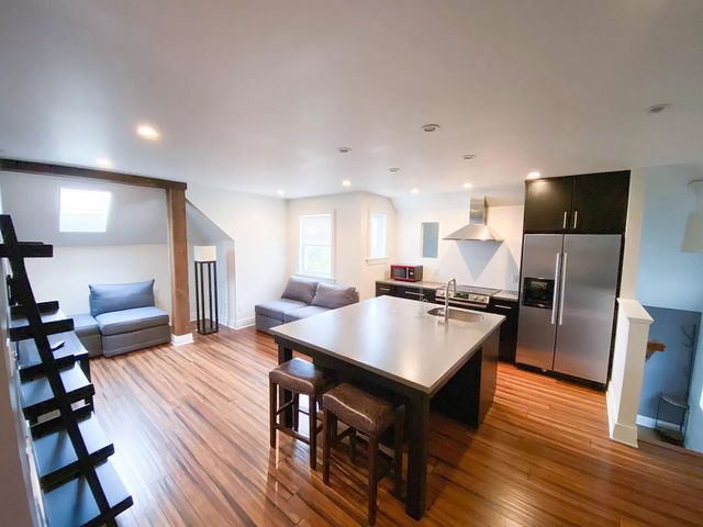 525WStateLivingRoomKitchen