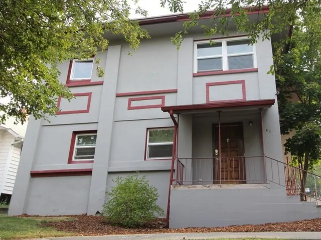 510 Oak exterior and entryway located at Coug Housing