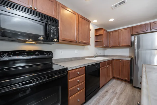 3 Bedroom 2.5 Bath Deluxe Townhome w/Garage 2077 Sq Ft
