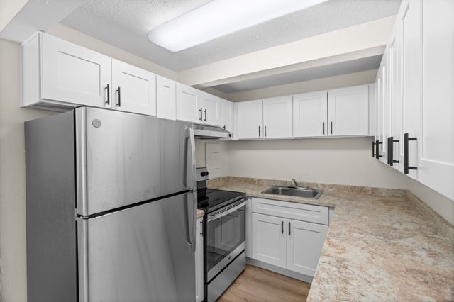 2 Bedroom 1.5 Bath w/Garage 787 Sq Ft